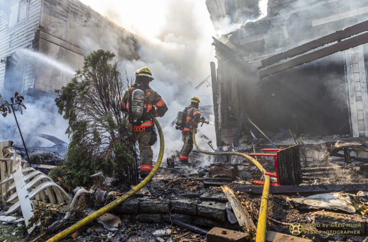 3 dead after small plane crashes into row of townhouses in Oregon, TV ...